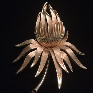 Trifari floral bud blossom gold tone brooch